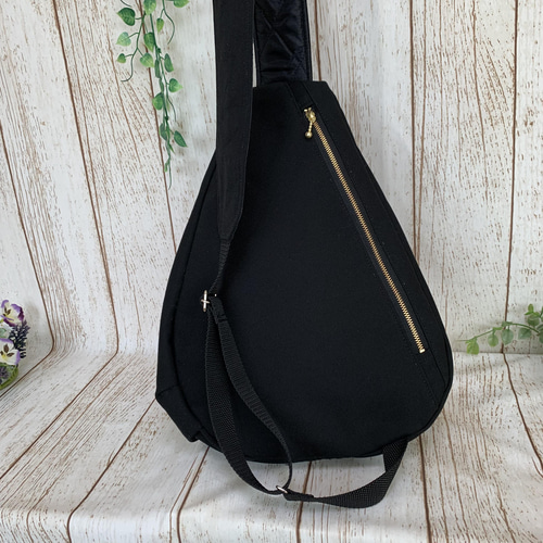 ハンドメイド しずく型ワンショルダーバッグ 黒系（猫柄シンプル