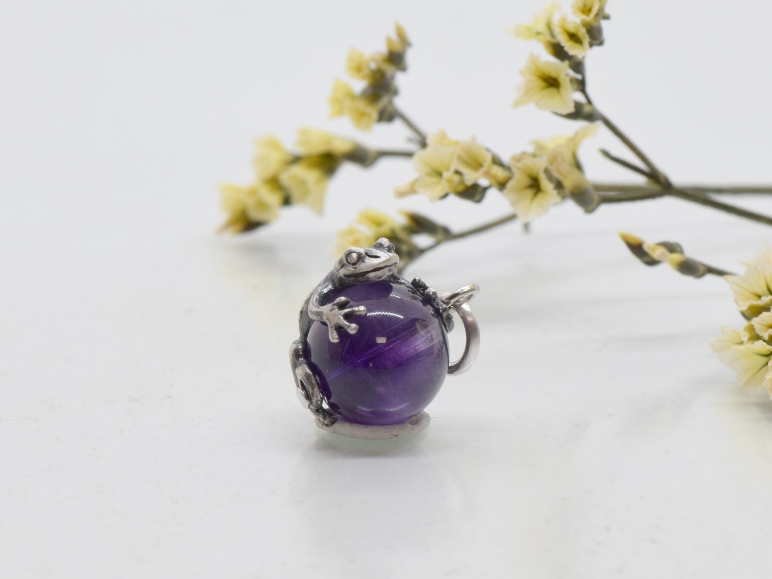 蛙(カエル)玉ペンダント　アメジスト　革ヒモネックレス付き