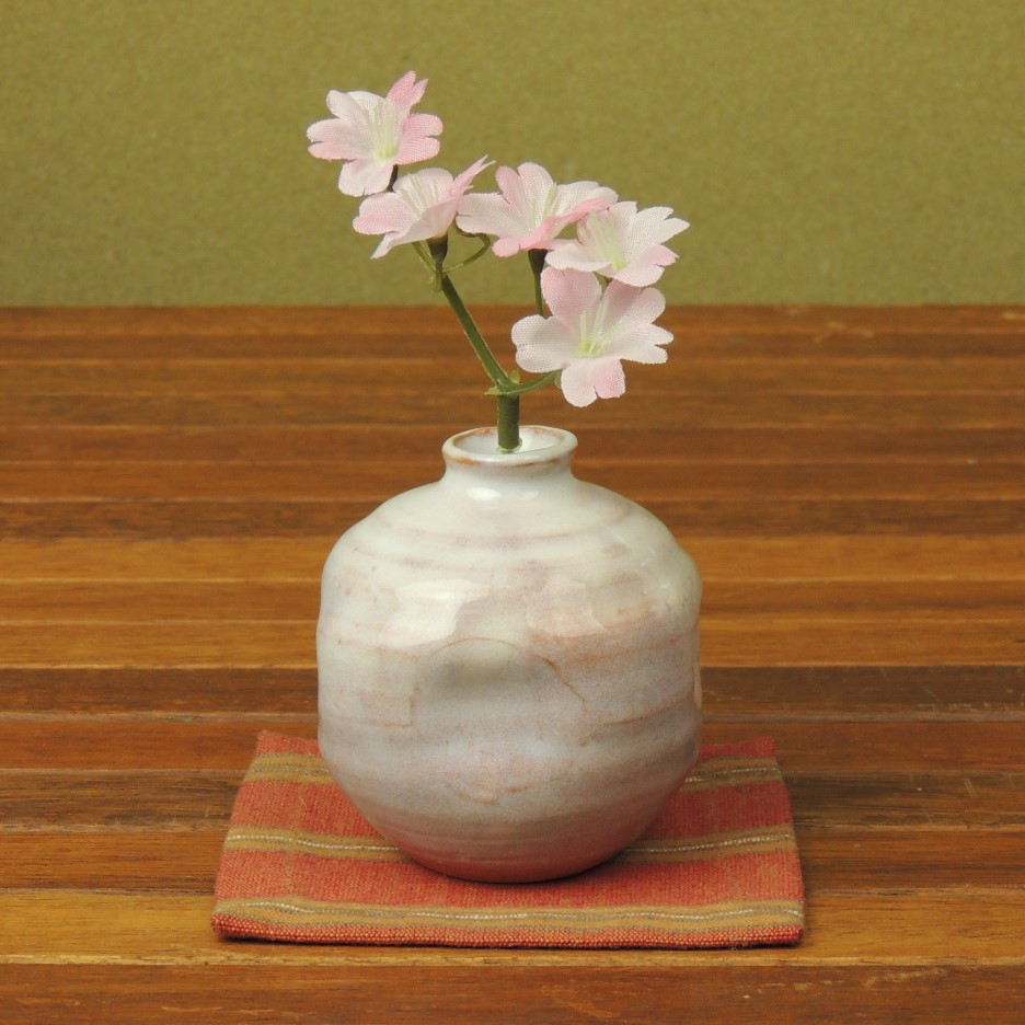紫色の陶器製花瓶