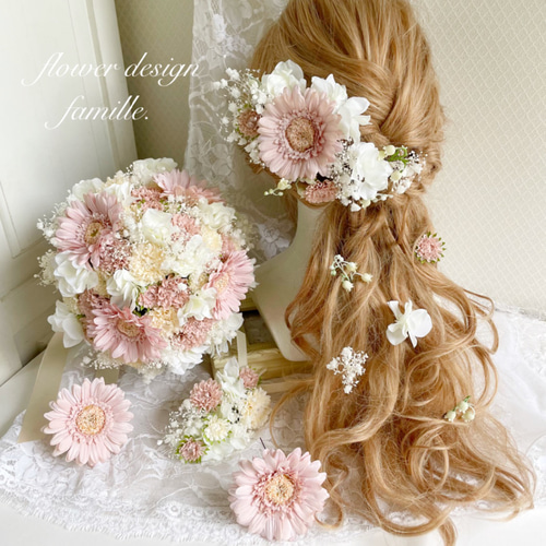 ガーベラピンク　リースブーケ　ブートニアセット 上品ピンクカラーガーベラメインのナチュラルクラッチブーケ