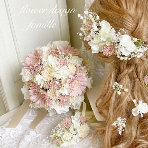 上品ピンクカラーガーベラメインのナチュラルクラッチブーケ