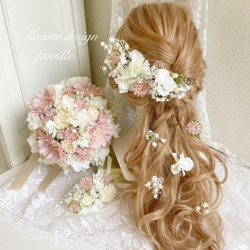 上品ピンクカラーガーベラメインのナチュラルクラッチブーケ