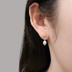 簡約長橢圓 淡水珍珠 純銀 小垂墜 耳針式耳環 第1張的照片