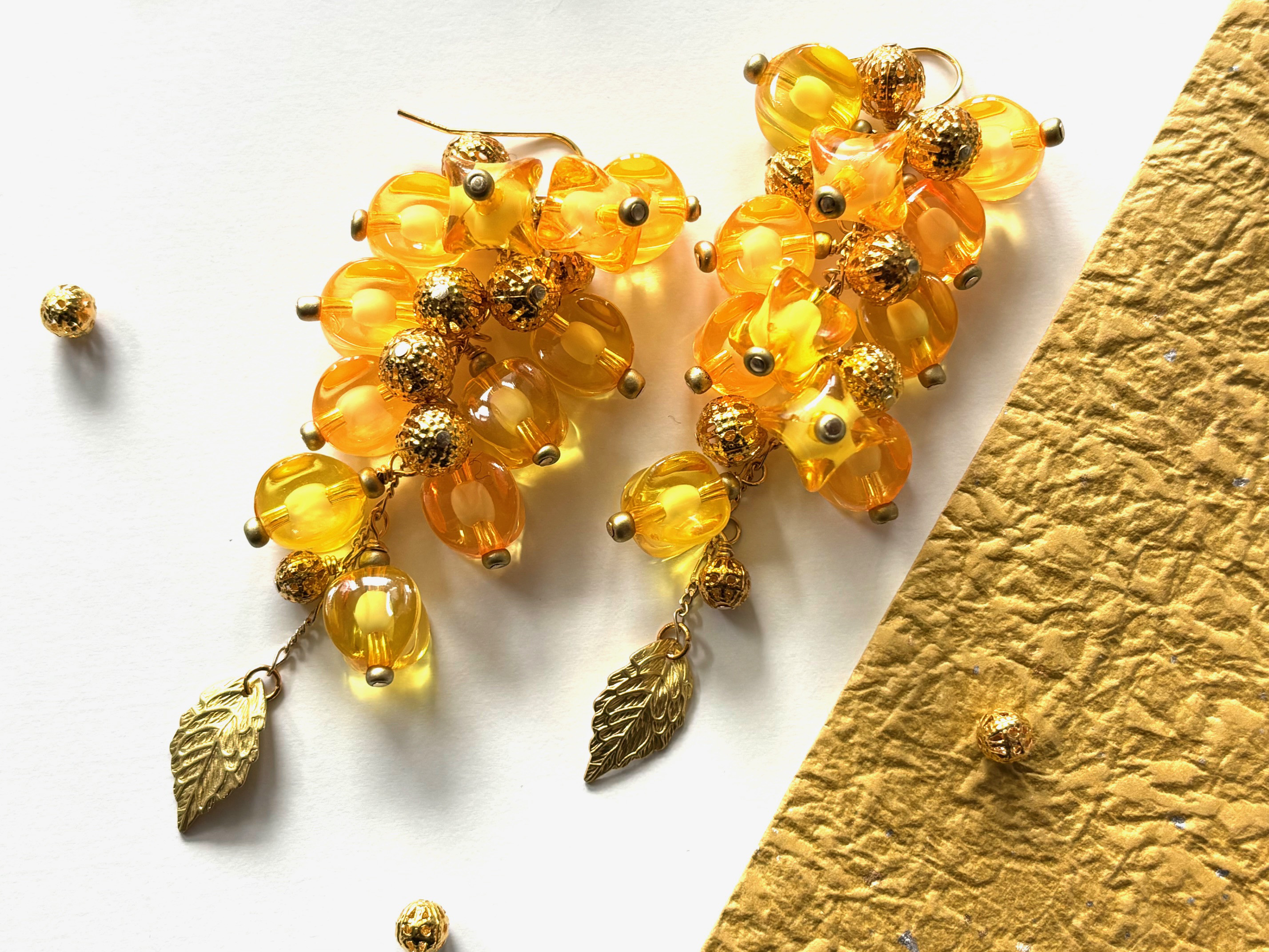 ピアス　オレンジと黄色のほおずき風ビーズ　ロング　鬼灯　ホオズキ　和風　揺れる　イエロー　ミモザ　大きめ