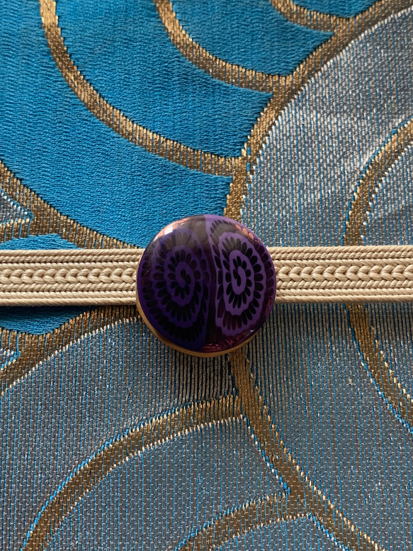 デッドストック素材の小粋な紫の帯留と玉かんざしのセット「誘惑」 9枚目の画像