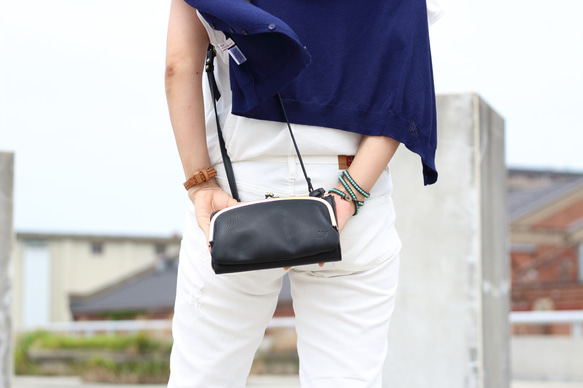 がま口　お財布ショルダー　ブラック　スマホショルダー　レディース　長財布　姫路レザー　日本製　aw-17nns 2枚目の画像