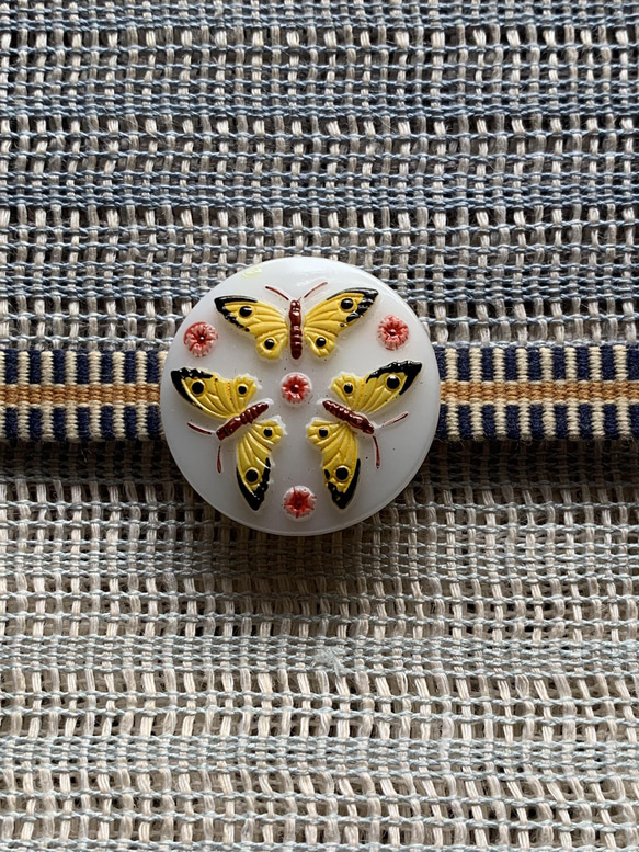 再販　チェコガラスのポップな蝶柄帯留め「パピオン・イエロー」 5枚目の画像
