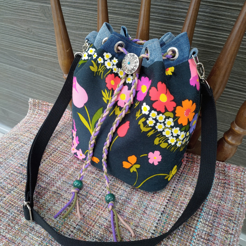 ヨーロッパヴィンテージリメイク レトロポップフラワー柄の巾着
