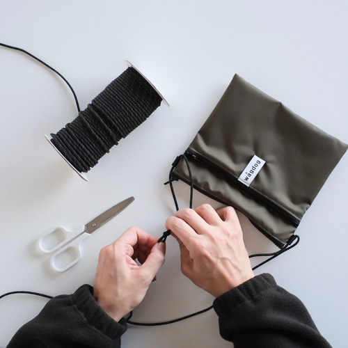 UTILITY Nylon Shoulder / ユーティリティ サコッシュ