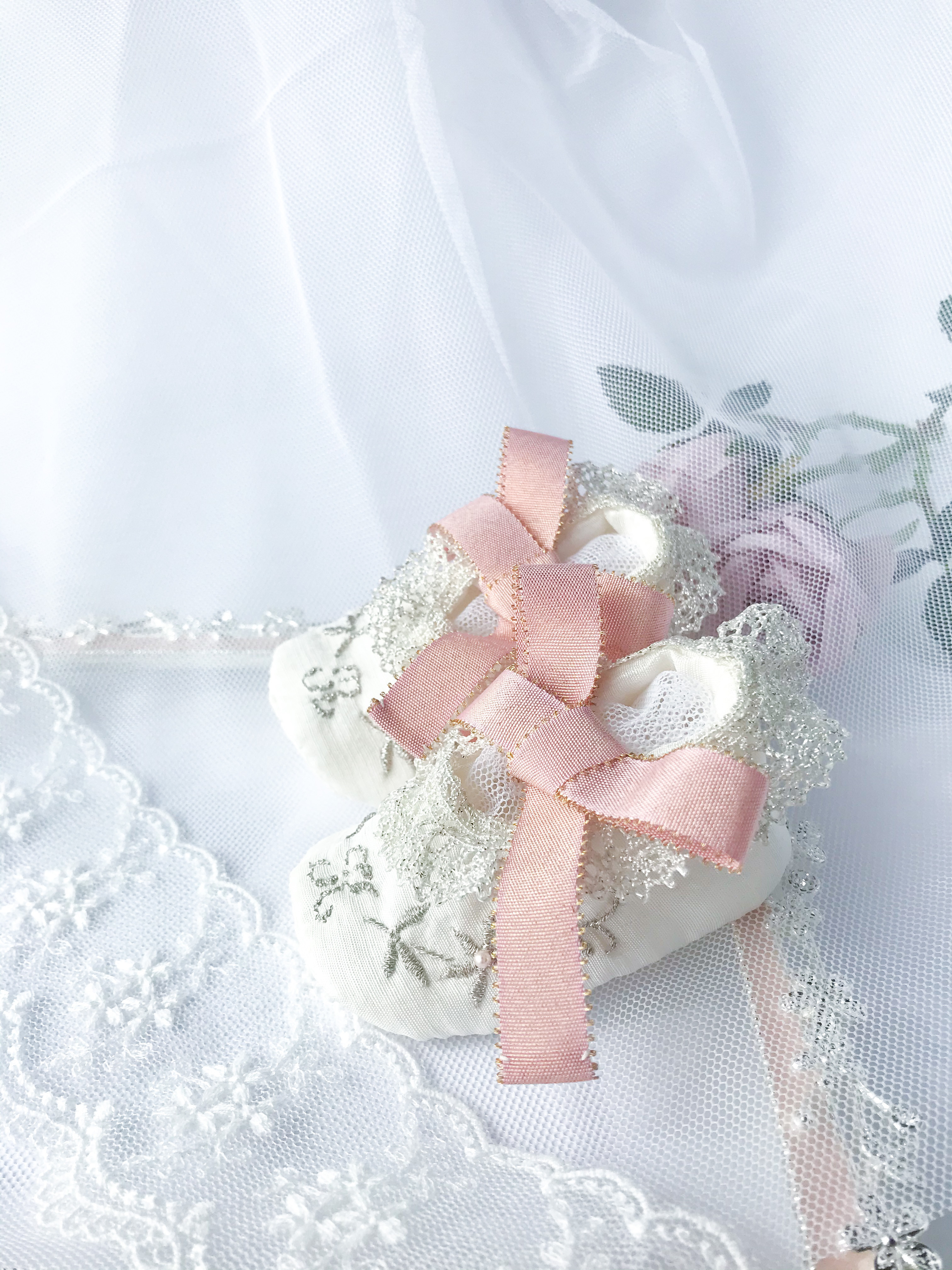 手刺繍とストレッチレースのシルクベビーシューズ　ピンク