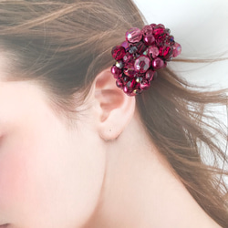フューシャ ピンク の クロッシェ シュシュ ラズベリー かぎ針編み ビジュー ビーズ ヘアゴム まとめ髪 5枚目の画像