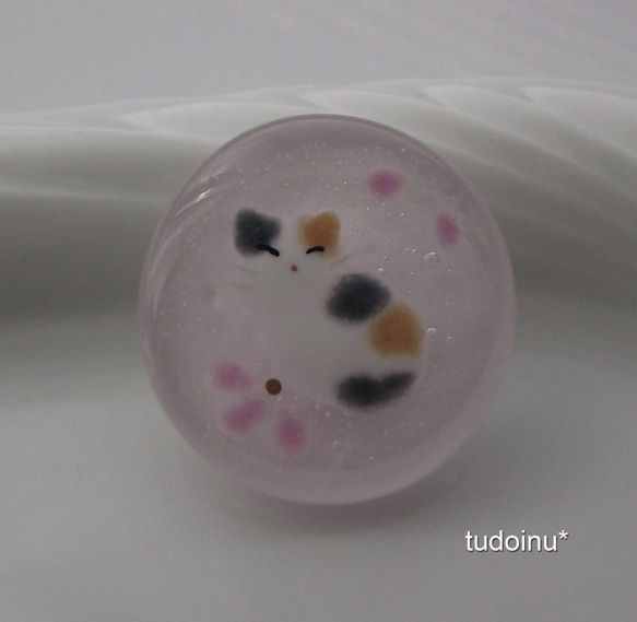 桜と三毛猫　ガラス　帯留め　着物　帯　猫　花　ブローチ　ヘアゴム 2枚目の画像