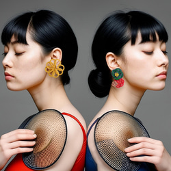 クローバーと花のピアス -Yellow×Navy-　■イヤリング可■ 2枚目の画像