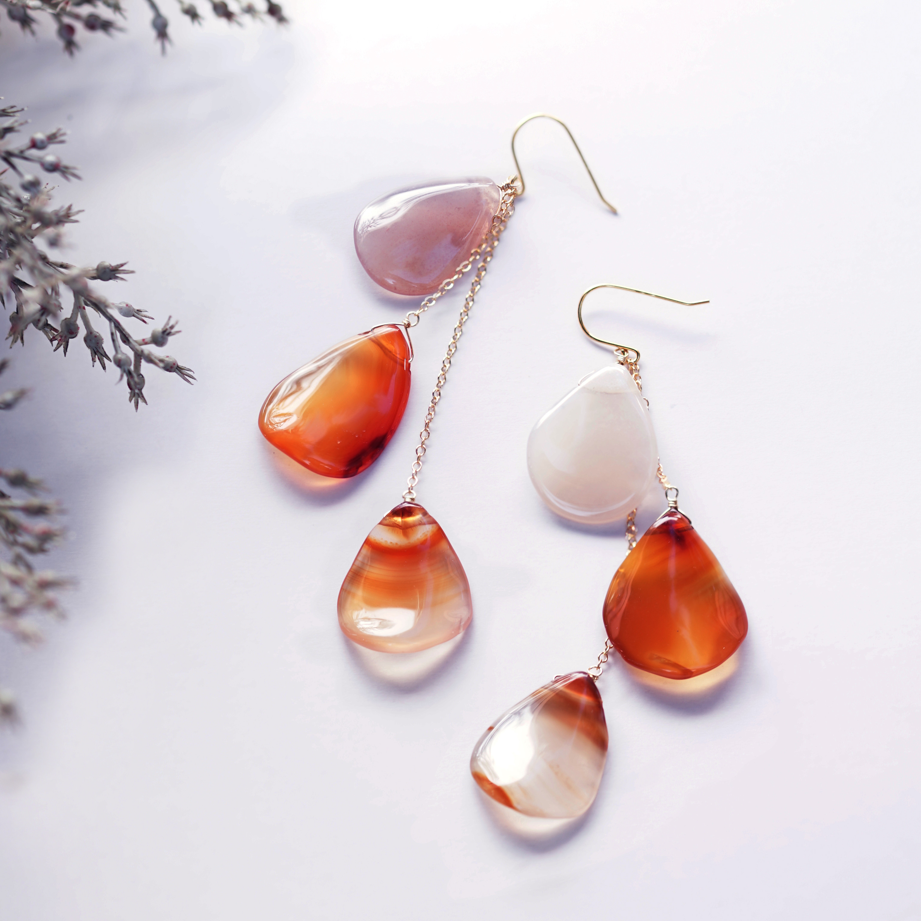 カーネリアンの花びら揺れるピアス・サージカルステンレス　～Aida