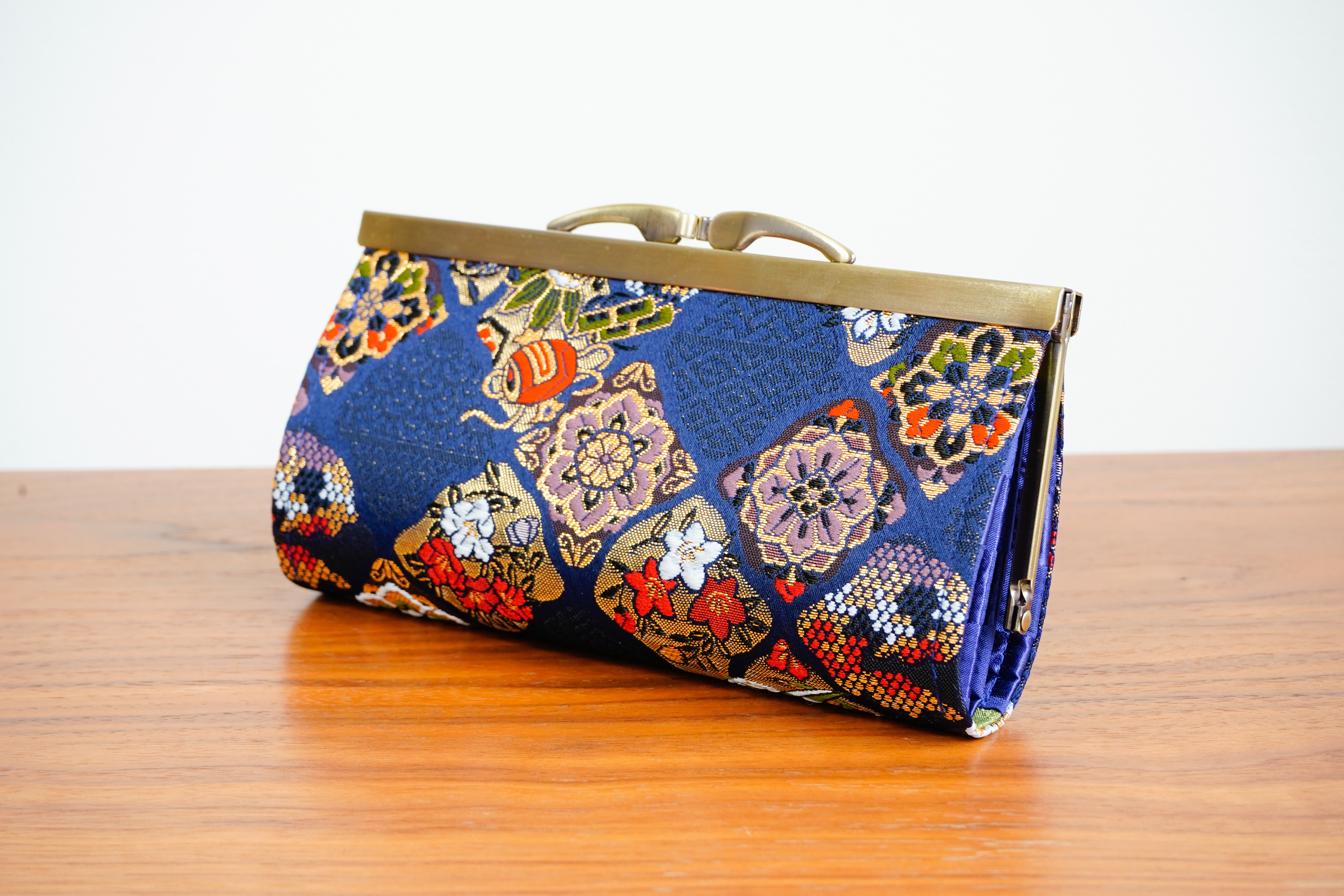 石畳小紋に宝尽くしの金襴織物で中型長財布＊亀甲や七宝の華やかな和柄＊ネイビーブルー・紺色