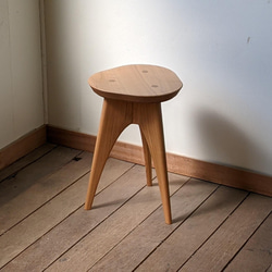 ヤマザクラの三角スツール【2022年3月再販】 3枚目の画像