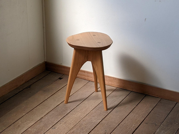 ヤマザクラの三角スツール【2022年3月再販】 3枚目の画像
