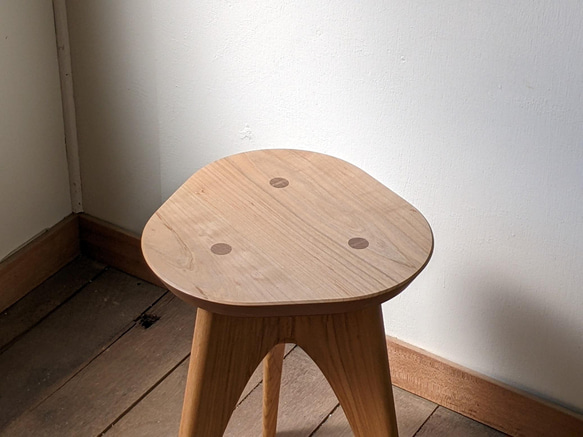 ヤマザクラの三角スツール【2022年3月再販】 4枚目の画像