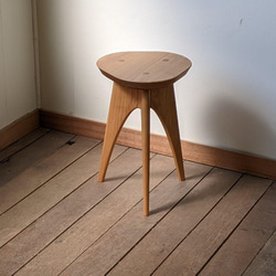 ヤマザクラの三角スツール【2022年3月再販】 2枚目の画像