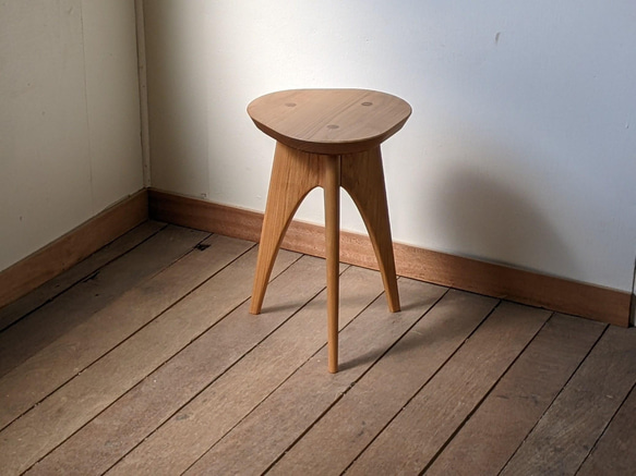 ヤマザクラの三角スツール【2022年3月再販】 2枚目の画像