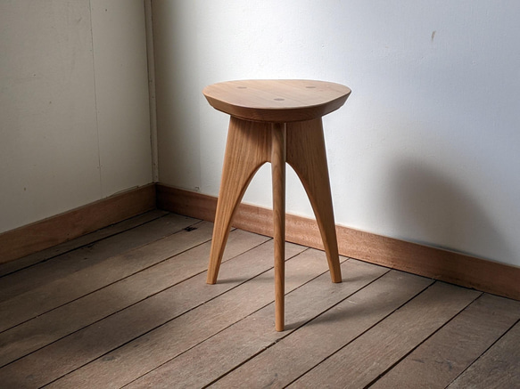 ヤマザクラの三角スツール【2022年3月再販】 1枚目の画像