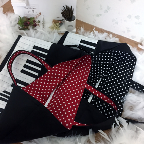 再販19レッスンバッグ*ピアノ*鍵盤*音符*音楽袋*縦型*リボン*黒