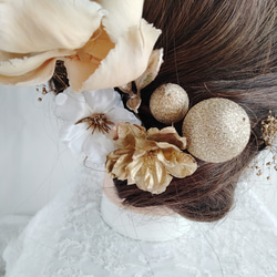 林檎の花と鞠玉とパームフラワーの和装髪飾り　白無垢へア　シニヨンヘア　和装へア　和装ヘアアレンジ　シニヨンヘア　着物へア 8枚目の画像