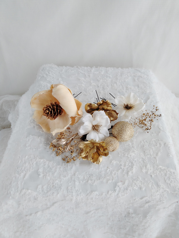 林檎の花と鞠玉とパームフラワーの和装髪飾り　白無垢へア　シニヨンヘア　和装へア　和装ヘアアレンジ　シニヨンヘア　着物へア 11枚目の画像