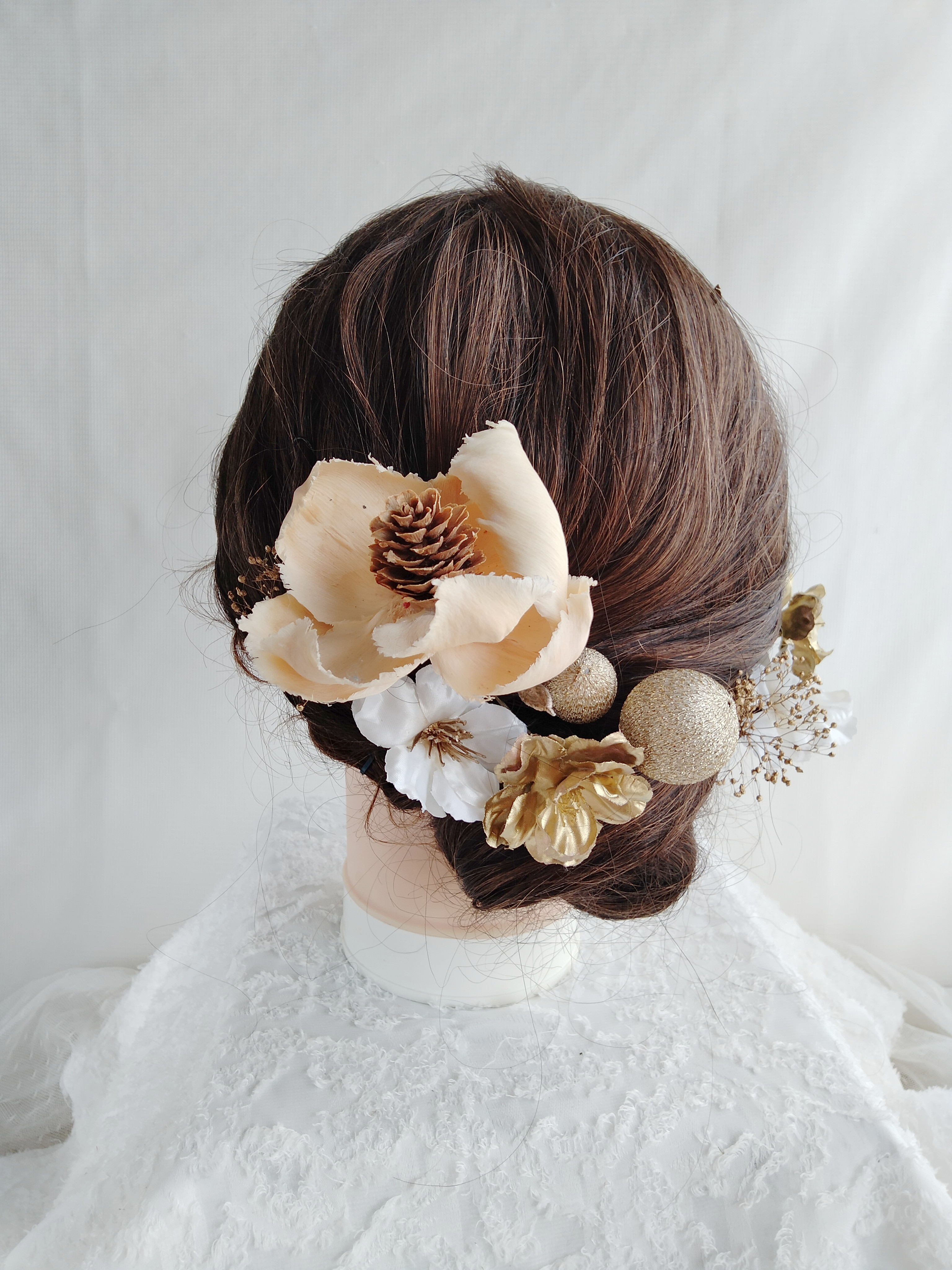 林檎の花と鞠玉とパームフラワーの和装髪飾り　白無垢へア　シニヨンヘア　和装へア　和装ヘアアレンジ　シニヨンヘア　着物へア