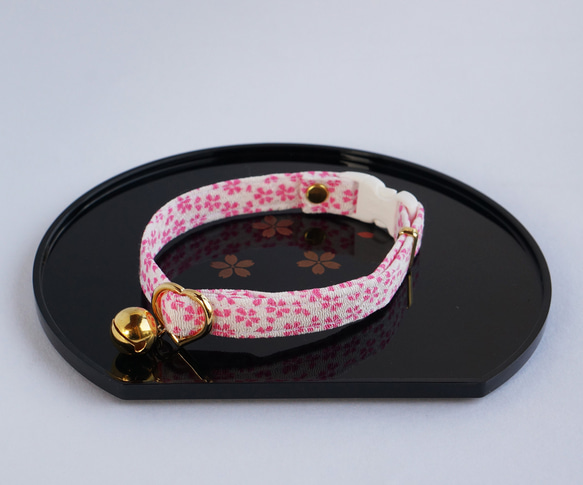 【猫用・３サイズから選べる】江戸猫首輪(白地にピンクの桜) 1枚目の画像