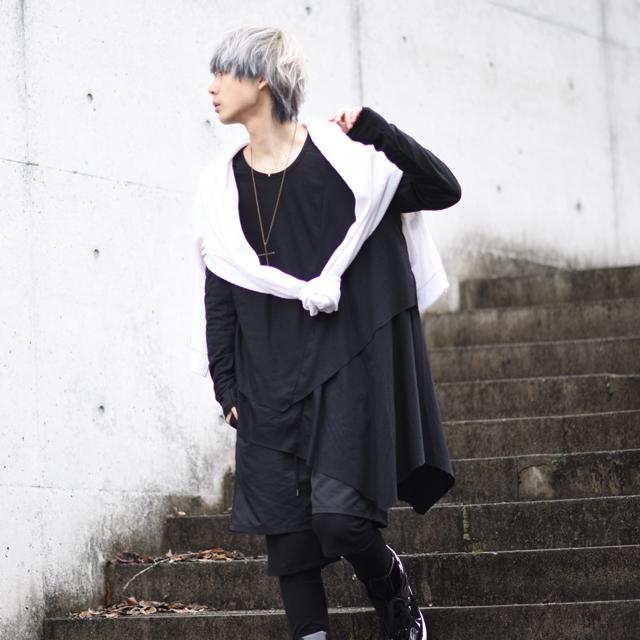 ランダム切り替えフェイクレイヤードアシメカットソー