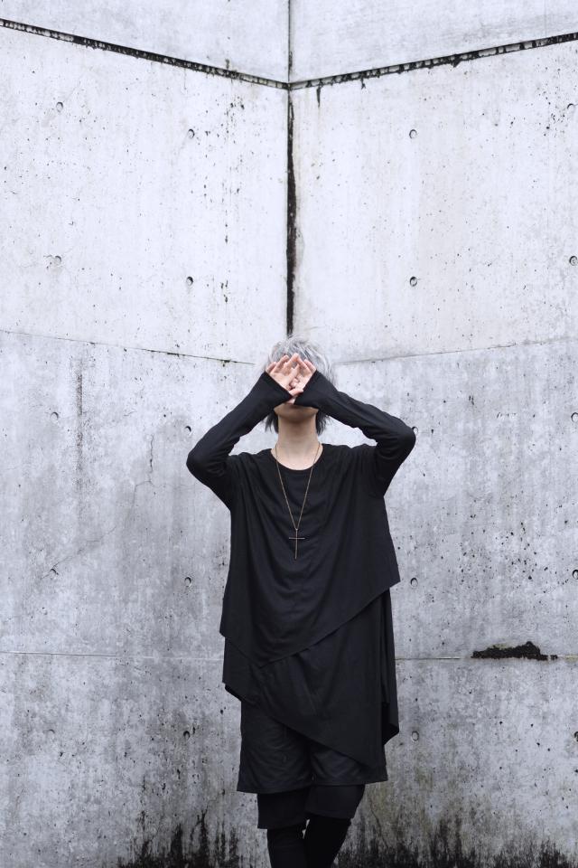 ランダム切り替えフェイクレイヤードアシメカットソー