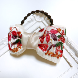 インド刺繍 リボン ヘアゴム ヘアアクセサリー 花柄 アイボリー ヘアリボン 髪飾り まとめ髪 2枚目の画像