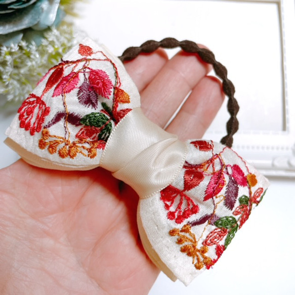 インド刺繍 リボン ヘアゴム ヘアアクセサリー 花柄 アイボリー ヘアリボン 髪飾り まとめ髪 6枚目の画像