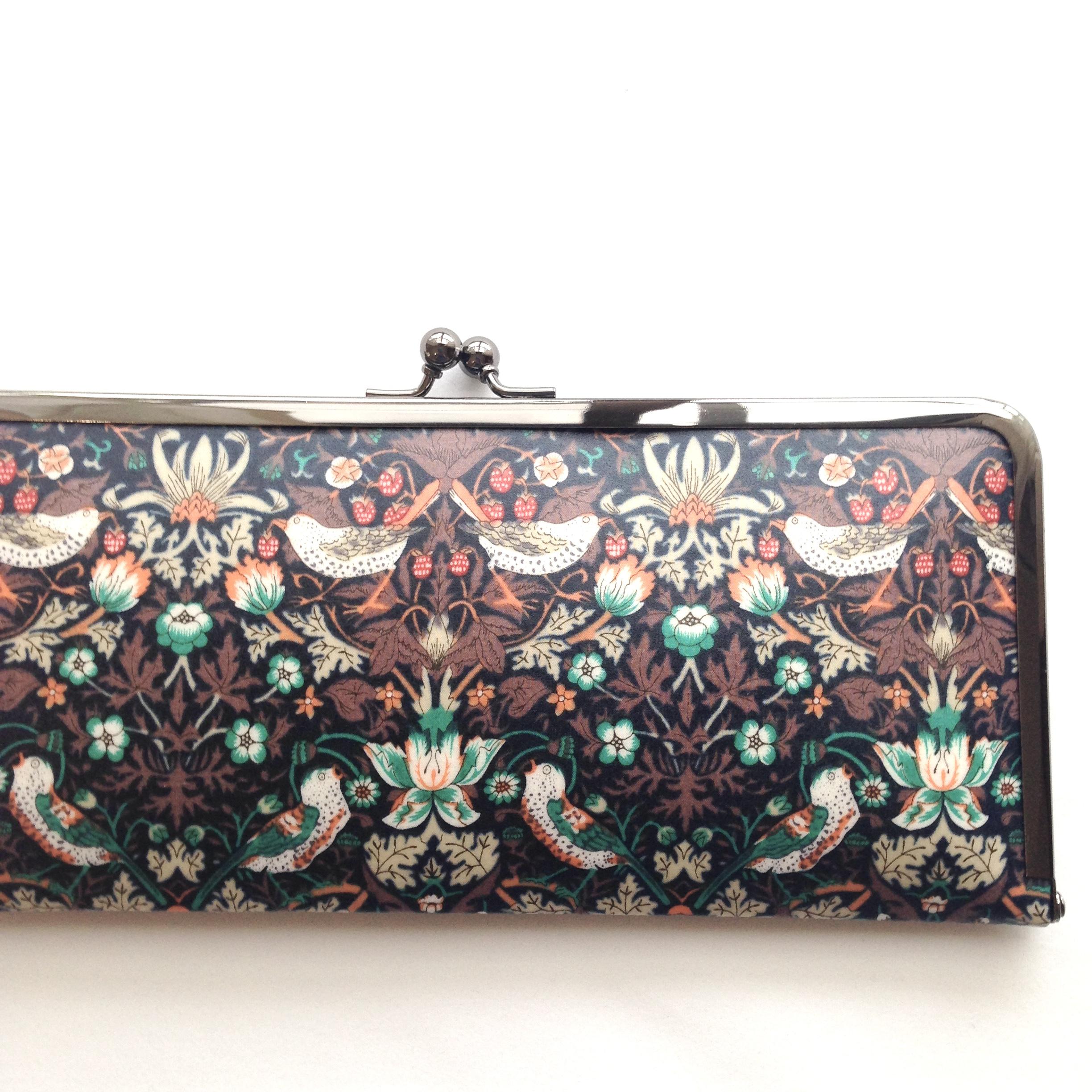 ＊ラミネート＊ がま口長財布 スリム ストロベリー・シーフ スカーレットグリーン いちご泥棒 リバティプリント使用