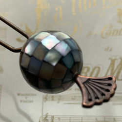 ビンテージ素材の螺鈿な玉かんざしと帯留めのセット「ムーン・ウィンドウズ」 3枚目の画像