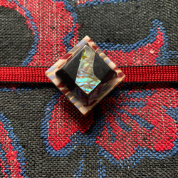ビンテージ素材の螺鈿な玉かんざしと帯留めのセット「ムーン・ウィンドウズ」 7枚目の画像