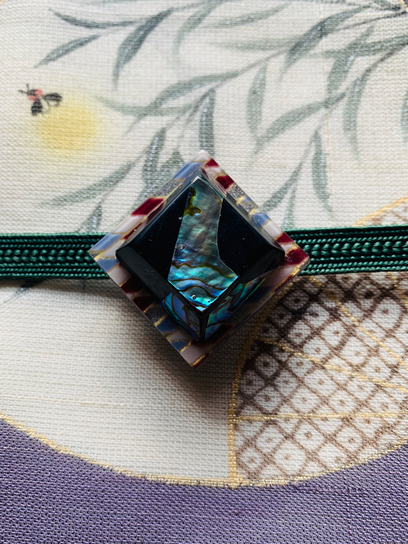 ビンテージ素材の螺鈿な玉かんざしと帯留めのセット「ムーン・ウィンドウズ」 9枚目の画像