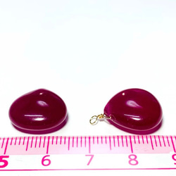 【天然石チャーム】ワインレッドカラージェード　マロン形　14kgf　２個　ハンドメイド素材 4枚目の画像