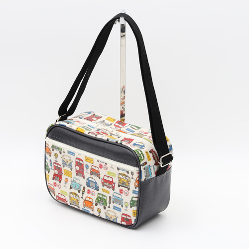 在庫あり 通園ショルダーバッグ 防水ラミネート素材の通園バッグ 車