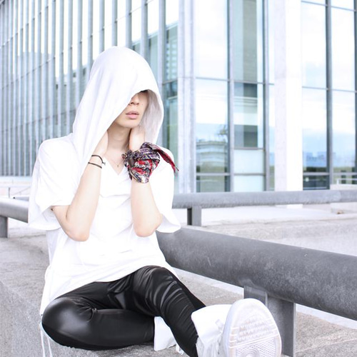 archivio フード付きホワイトパーカー 40新品、未使用品 archivio フード付きホワイトパーカー 40新品、未使用品