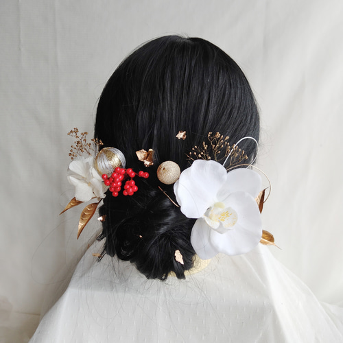 胡蝶蘭と南天の和装髪飾り 黒髪 まとめ髪 タイトシニヨン 白無垢ヘア