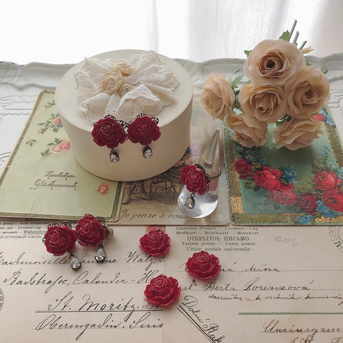 深紅の薔薇とクリスタルのイヤリング イヤリング・ノンホールピアス