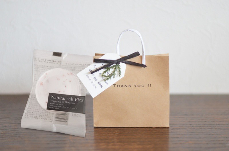 お二人のお名前、挙式日の入ったタグ付き可愛い結婚式のプチギフト30個セット