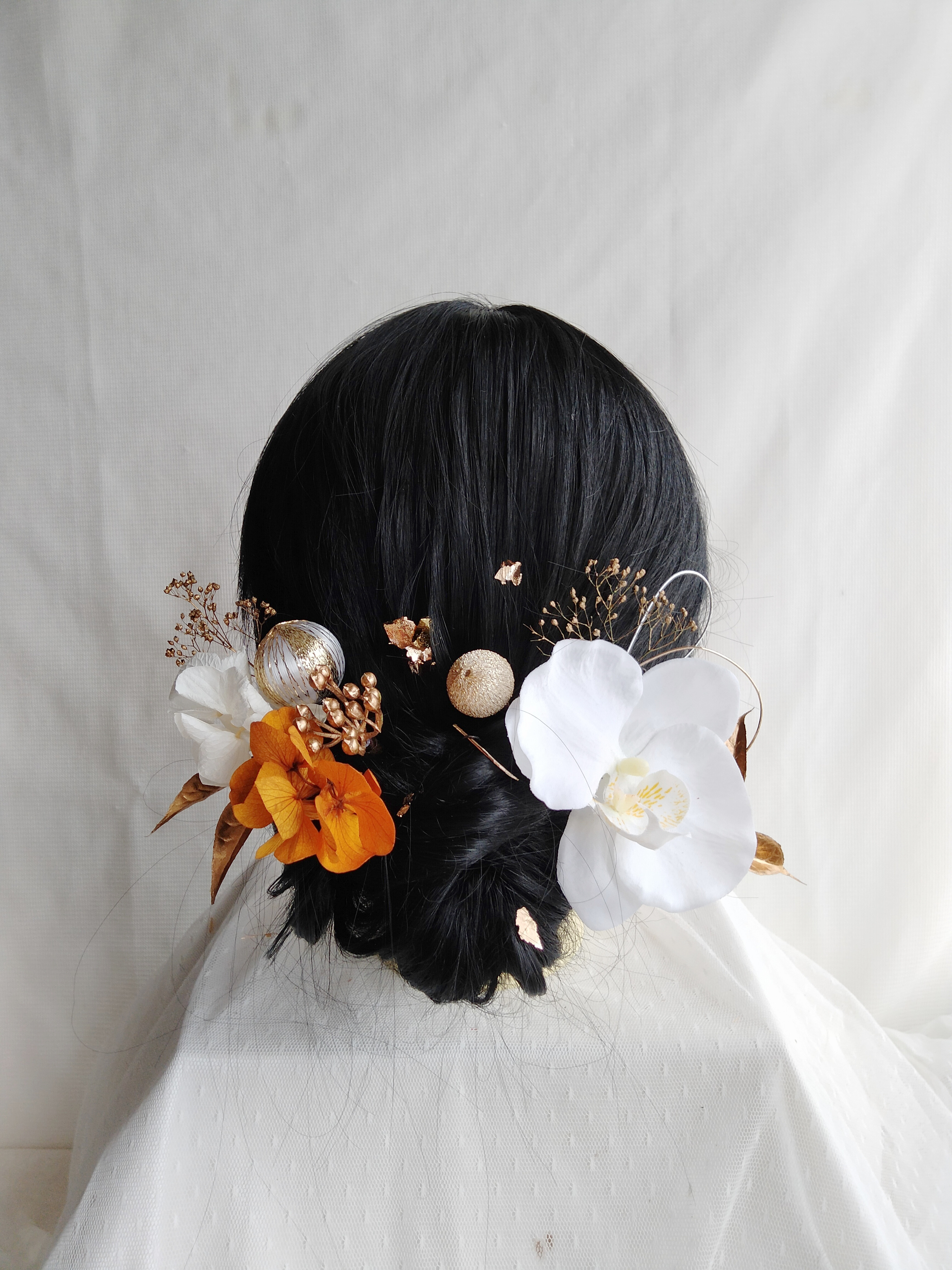 胡蝶蘭と水引き・和玉かんざしの和装髪飾り　黒髪　まとめ髪　タイトシニヨン　白無垢ヘア　結婚式ヘア　成人式へア　卒業式ヘア