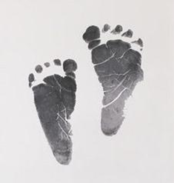 赤ちゃんの足型手形刺繍メモリアルフォトフレーム（受注販売） 7枚目の画像