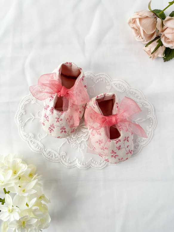 バラのつぼみの小花柄ベビーシューズ　ピンク 1枚目の画像