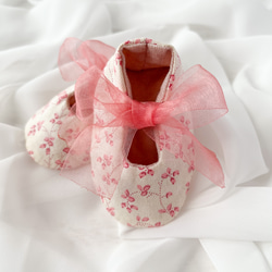 バラのつぼみの小花柄ベビーシューズ　ピンク 2枚目の画像