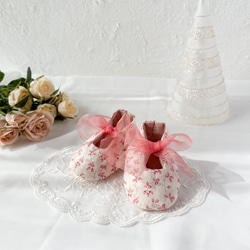 バラのつぼみの小花柄ベビーシューズ　ピンク 4枚目の画像