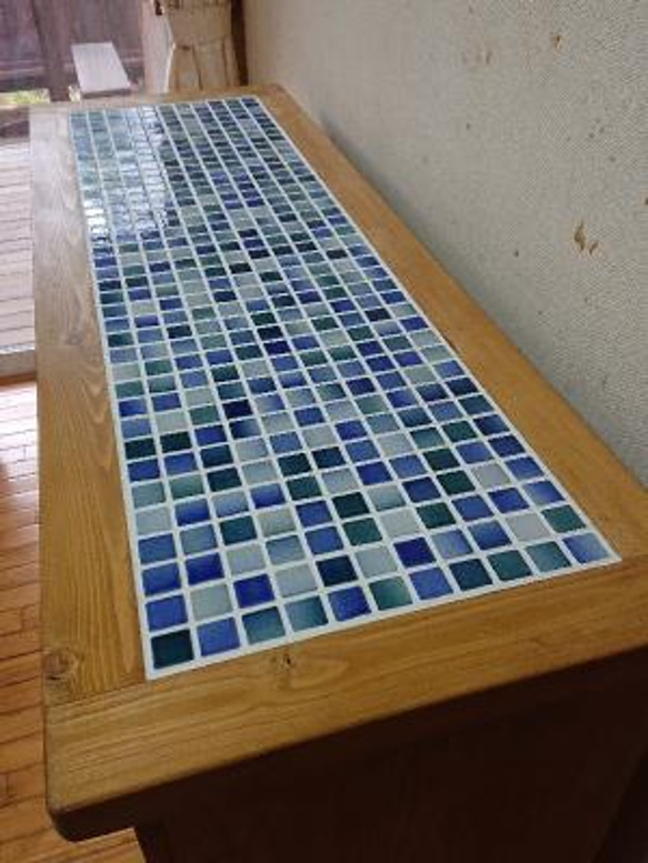 モザイクタイルのキッチンカウンター(ラスティックパイン&空色タイル  